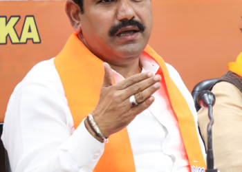Karnataka BJP slams Cong for giving ‘political colour’ to ED raids on Minister Jarkiholi