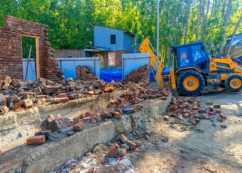 Jammu Municipal Corporation demolishes 20 shops in Satwati area