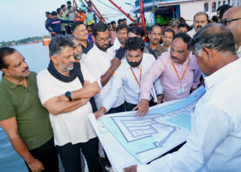 CM Shivakumar makes surprise early morning visit to Karnataka’s Mangaluru port; interacts with fishermen