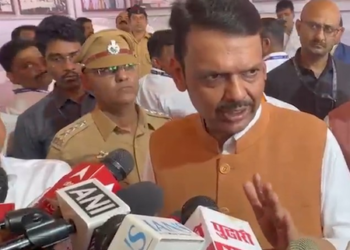 Mathadi Act to stay; 3,000 workers to get homes in Wadala, says Maha CM