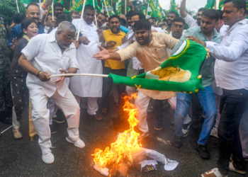 Bihar Congress, RJD protest against CEC Gyanesh Kumar over SIR issues; police use water canons
