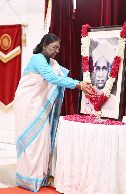 PRESIDENT OF INDIA PAYS FLORAL TRIBUTES TO DR SARVEPALLI RADHAKRISHNAN ON HIS BIRTH ANNIVERSARY