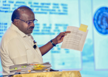 Kumaraswamy meets NICE project land losers, promises to fight together