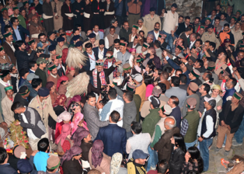 Under ‘Sarkar Gaon Ke Dwar’ event, Himachal CM visits Bhatwari, performs Nati dance with villagers