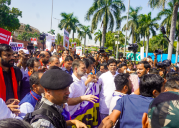 ‘We will keep fighting, throw these thieves out’: Kharge as INDIA bloc protests against ECI