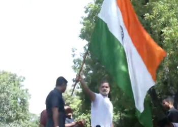 Rahul Gandhi climbs barricade, waves Tricolour during protest against CEC