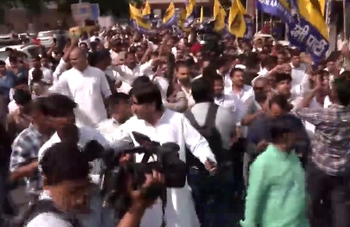 AAP stages protest outside Delhi Chief Electoral Officer’s office; Cong, Left parties join